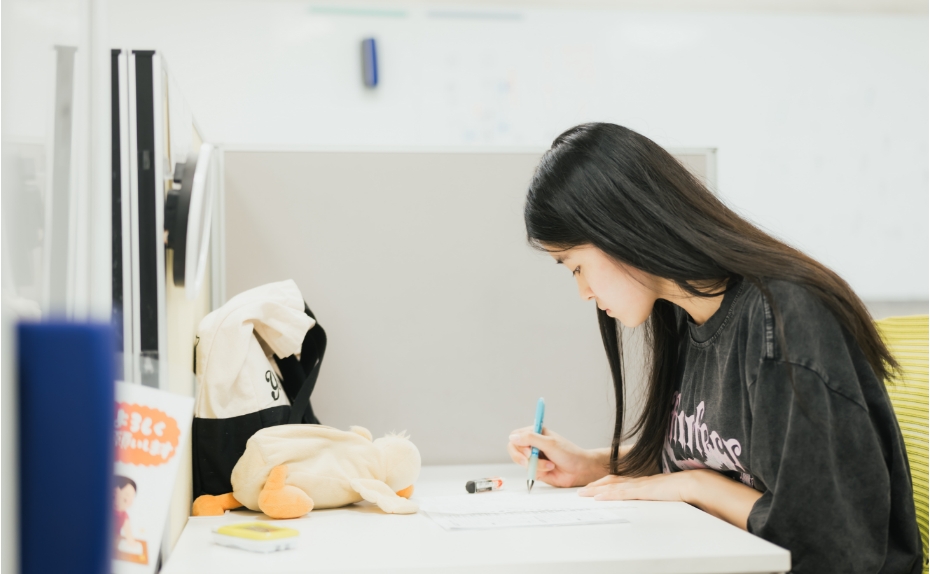 勉強する女子生徒の写真